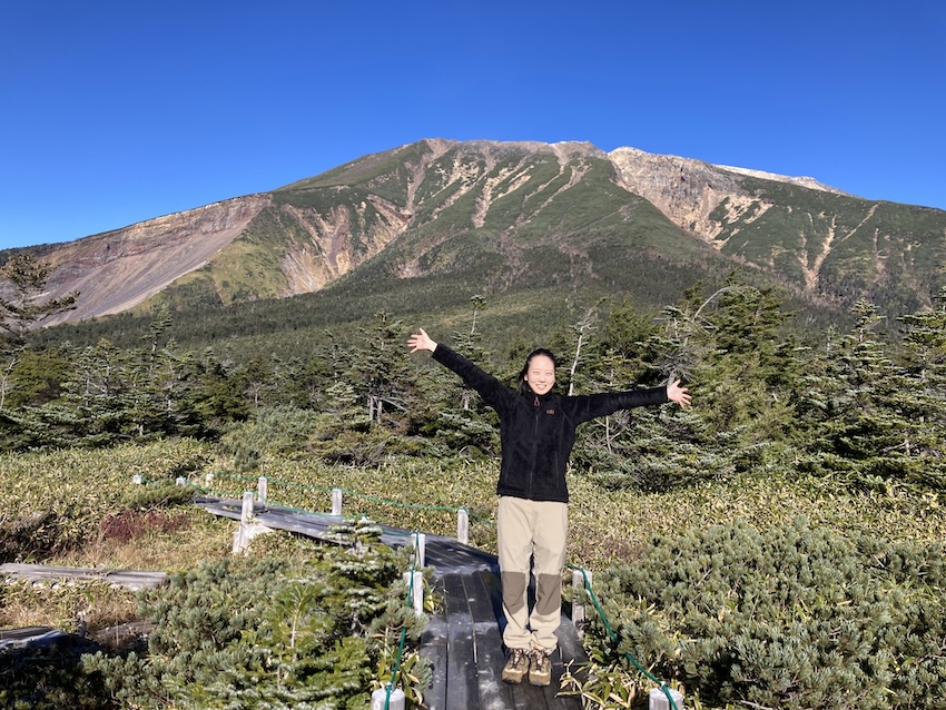 御嶽山をバックにみどりが手を広げている写真